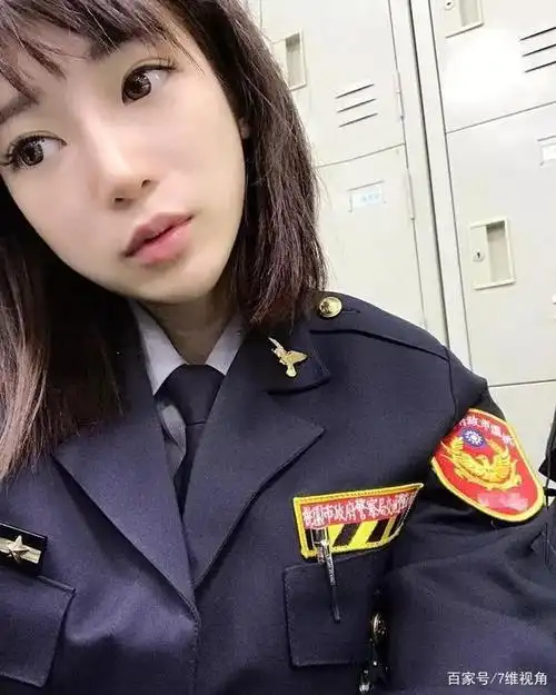 台湾女警换大陆警服真的一模一样