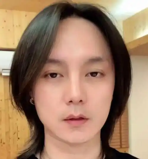 尹正减肥前后判若两人尖下巴侧颜完美但光秃秃的大额头怎么回事