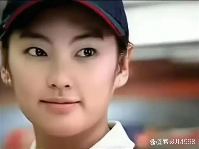 张雨绮出道的时候是单眼皮,后来不顾星爷的劝阻,执意去做了双眼皮手术