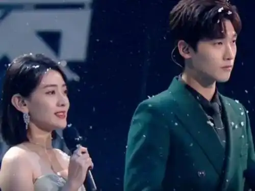 邢昭林梁洁同台领奖,互动撒糖,"坦诚夫妇"在现实里总算同框了