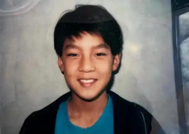 从照片中可以清楚地看到,小时候的吴彦祖跟成年后还是存在很大差别的