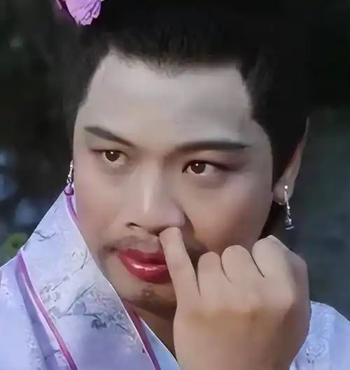 其饰演者李健仁,通过男扮女装,将自己扮成"丑女"的模样.