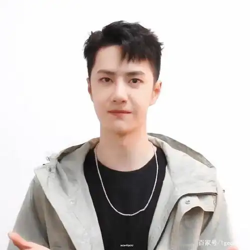 王一博:短发酷盖现身,剪一寸剪一岁,越剪越奶,酷帅带点可爱.