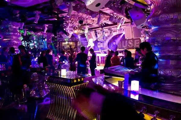 在酒吧玩的女孩