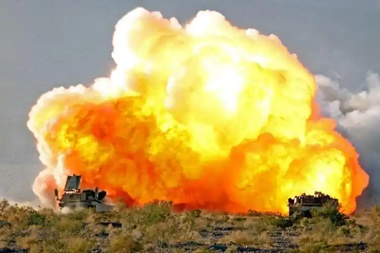 美军演习车队前引爆地雷 场面十分火爆