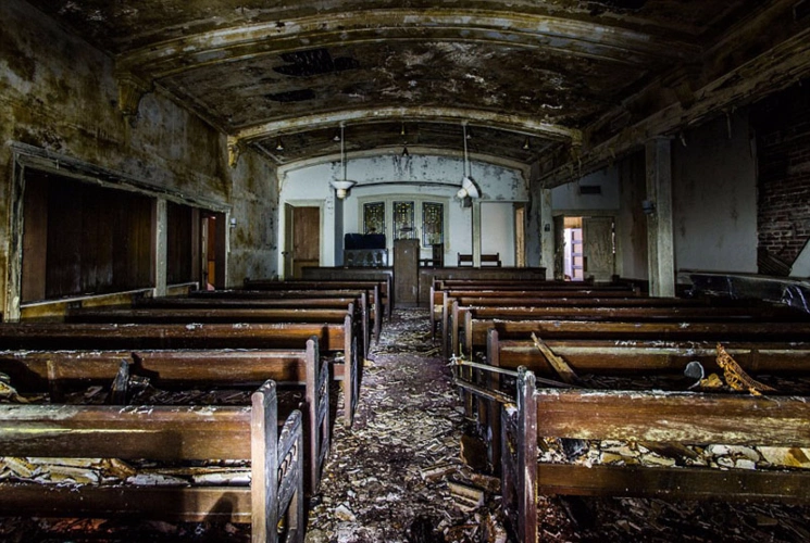 实拍美废弃殡仪馆破败不堪阴森惊悚