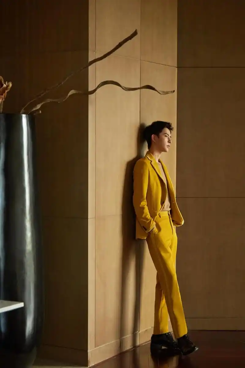 于朦胧金鸡百花奖造型 明黄色西装简约绅士