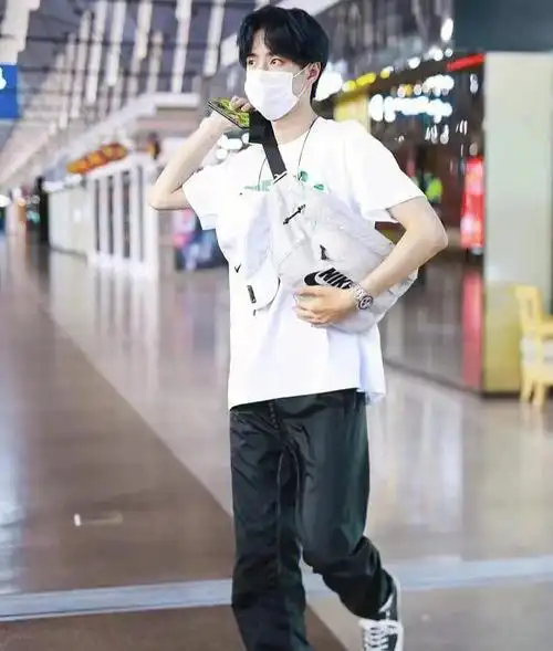 王一博耐克同款大腰包在这里