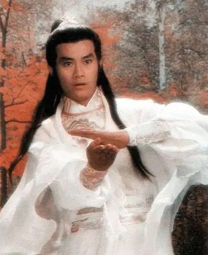 70岁的郑少秋,走个路都风流倜傥,秋官时代的记忆永不老!