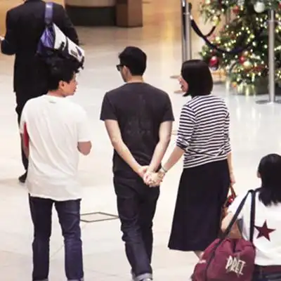 【图】张智霖袁咏仪牵手图片流出 甜蜜同行24年