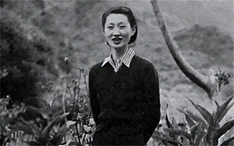 其中最出名的那个女儿,就是后来陪伴张学良大半辈子的赵一荻,也就是