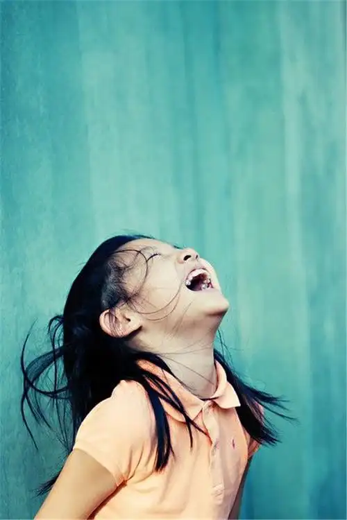 开心快乐的孩子高清手机壁纸图片下载