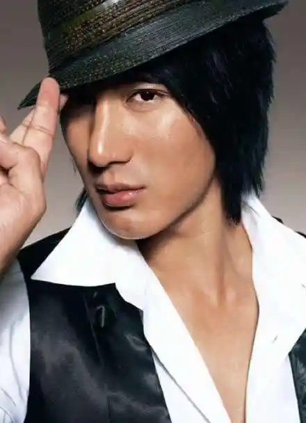 34岁蒲巴甲近照,长相大变颜值高,终于不