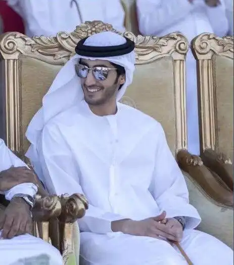 迪拜有钱人和贵族穿的白袍会一直保持干净整洁,这是身份的象征,他们