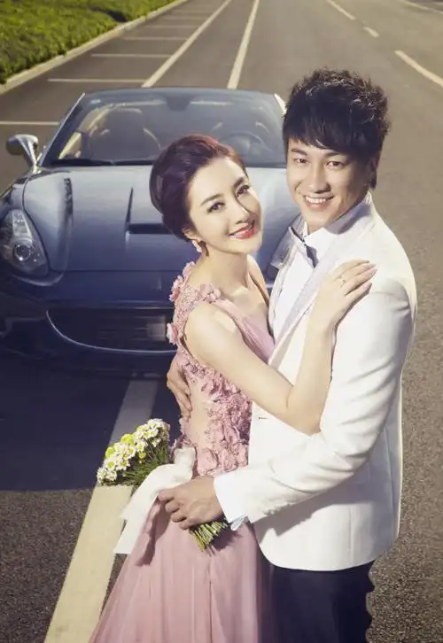 何润东携手李依晓拍摄浪漫情侣大片