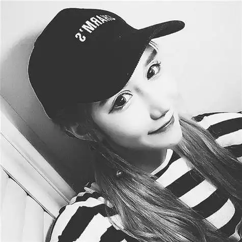 qq头像戴鸭舌帽女生头戴时尚鸭舌帽的女潮人