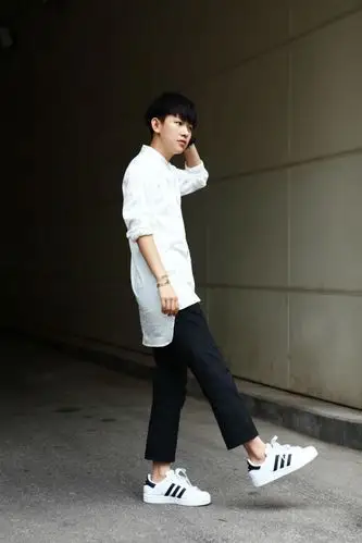 adidasoriginals三叶草superstar回归简约气质林子君演绎低调大气的