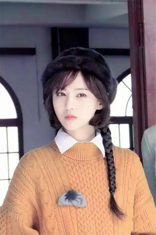 翡翠恋人郑爽波波头造型多变 复古美出新高度