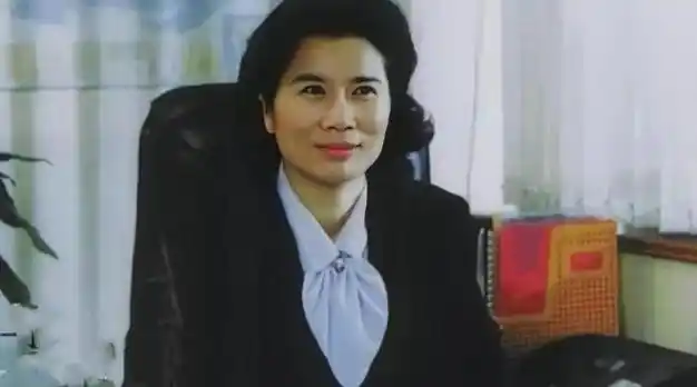 年轻时董明珠的照片,浓眉大眼长相大气,那个年代审美的标准美女|小说