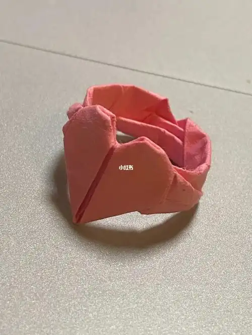 爱心戒指纸拿大了做成爱心大扳指了哈哈哈哈哈哈哈哈#折纸  #爱心戒指