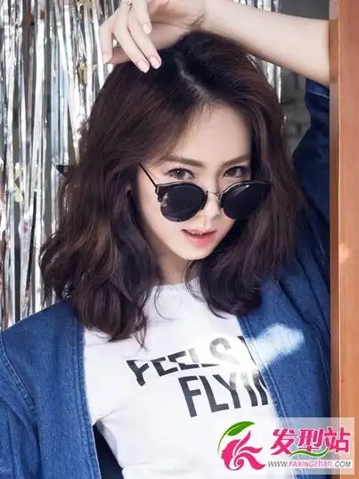 戚薇最新中长发发型半丸子头最吸睛