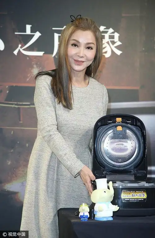 61岁陈美凤面容保养好似二八少女 料理上菜与粉丝互动表情呆萌