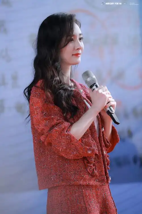杨幂现身龙年春晚彩排#杨幂 7015 2019北京卫视春晚发布会现场