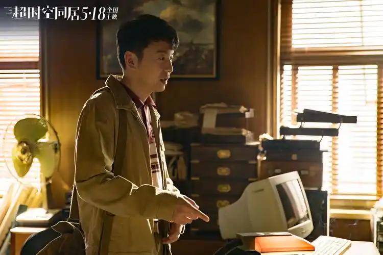 《超时空同居》曝雷佳音特辑 直言"演喜剧我是认真的"不靠造型的演技