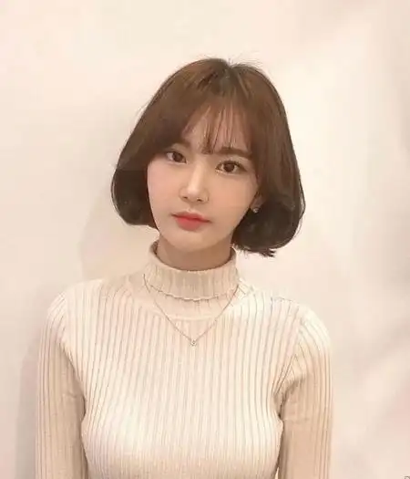 圆脸 方形脸 都可以尝试脖子的短发 既能干练清爽 也会适当减龄 如果