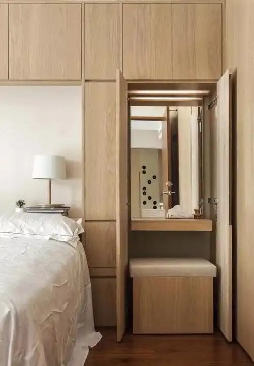 把卧室床头柜换成桌子,顿时就实用很多,女业主个个拍手叫好