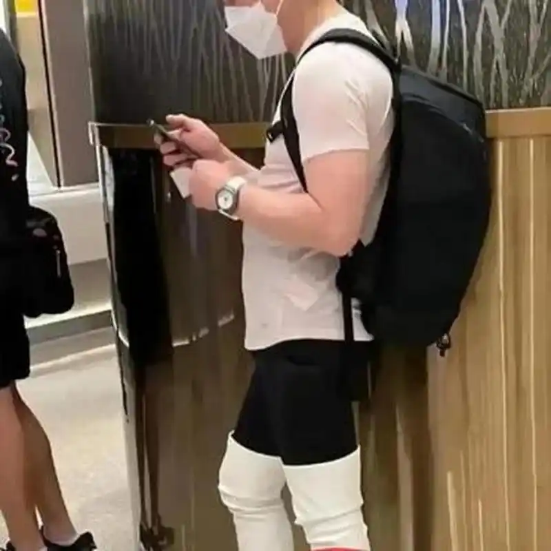 男人穿高跟鞋,好看是好看,怎么感觉那么怪异.