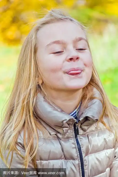 可爱的女孩伸出舌头