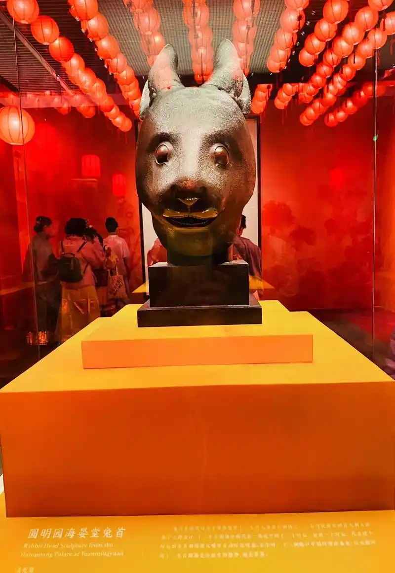 圆明园十二生肖兽首铜像原为圆明园海晏堂外的喷泉的一部分,是清 - 抖