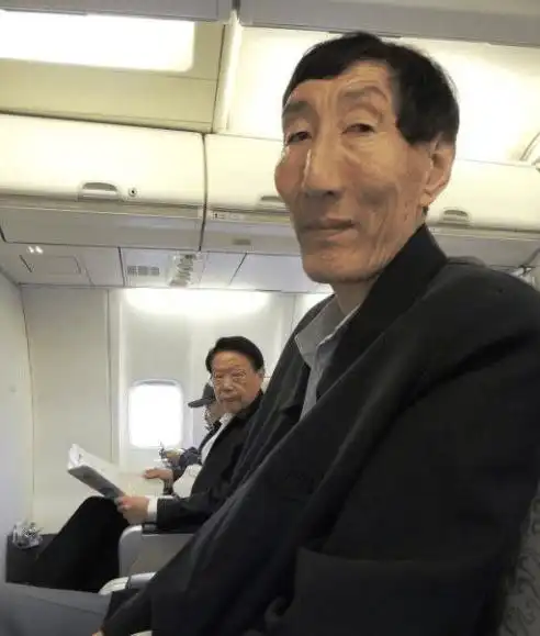 236米巨人鲍喜顺不听医生忠告57岁执意生下一子孩子现状如何