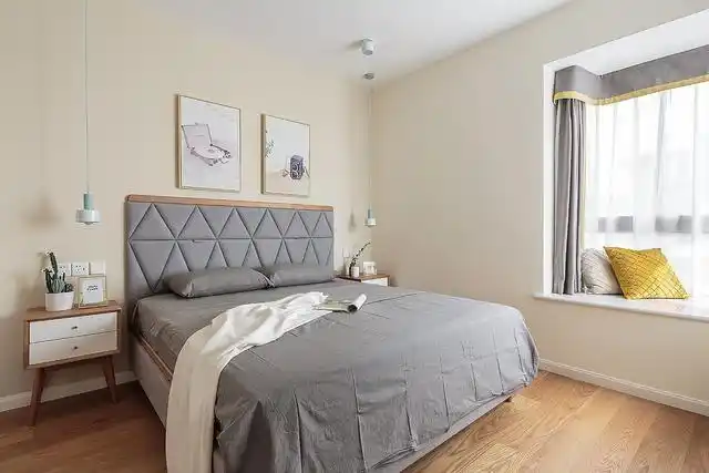 色调为主,淡灰,牙白,暖木,再用跳跃的明黄点缀,使得卧室温暖又不单调