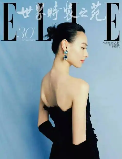 kk拍《赎罪》时也很瘦,但她的肩胛骨没有翘出来,就比较正常.