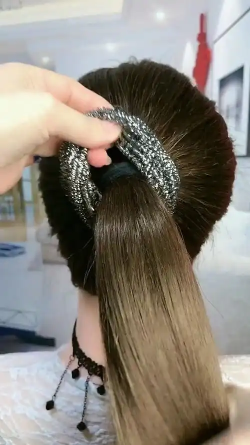 这是一款新的发型,用钢丝做的丸子头,女孩子学起来吧!