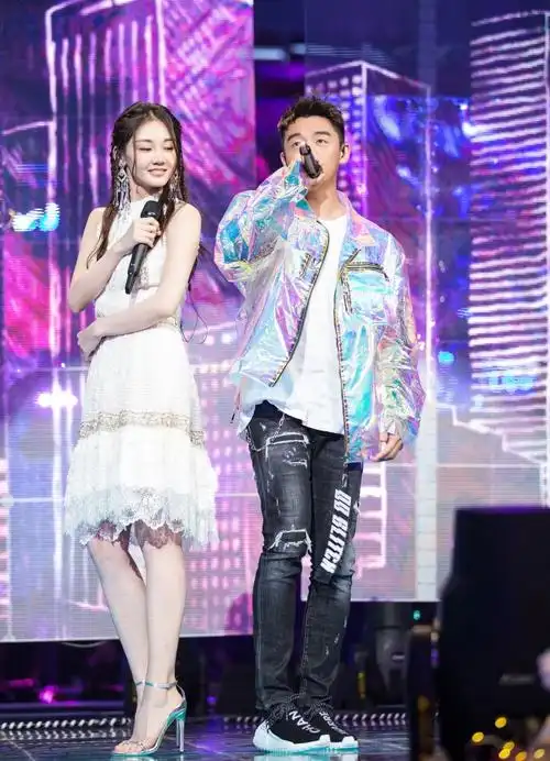 郑恺带老婆苗苗录跑男节目组惊喜送祝福夫妻首曝恋爱甜蜜细节