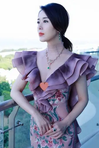 41岁颜丹晨真丰满穿深v礼服亮相凹凸感十足这身材美得不敢看