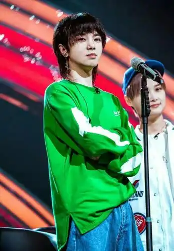 华晨宇眼睛会说话看到他在节目上的眼神就能读懂他的内心了