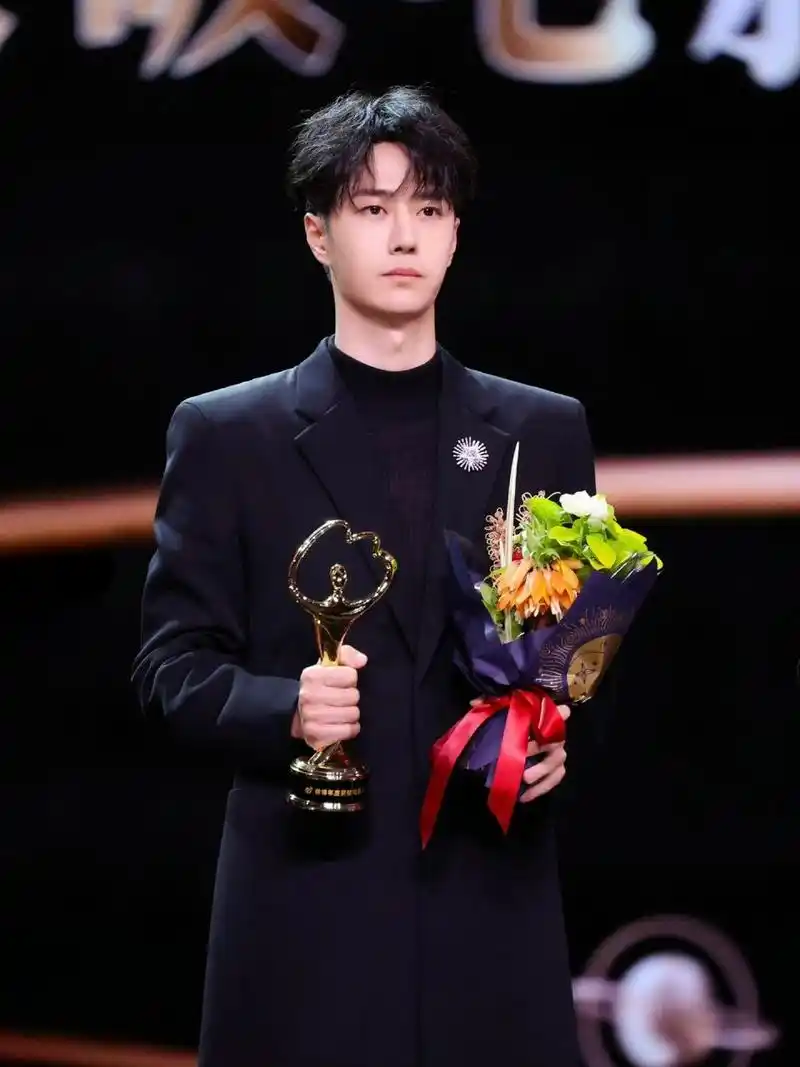 花材分享|微博之夜刘亦菲和王一博的花束 06皇冠贝母在西方,皇冠