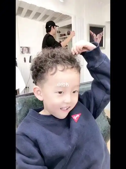 小孩小朋友烫发小男孩羊毛卷