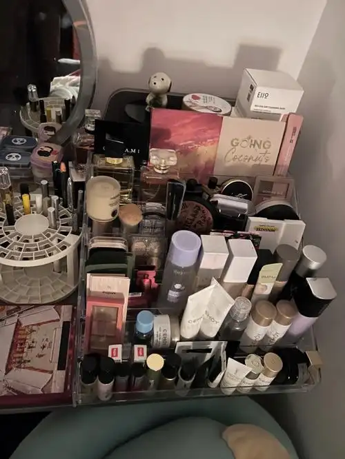 虽然没有很多大牌的化妆品,但多多少少还是把化妆桌摆满了,这让我觉得