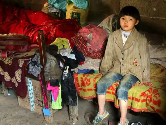 在贵州省大方县,一位贫困山区的小女孩儿,属于她的家,以及,属于她的