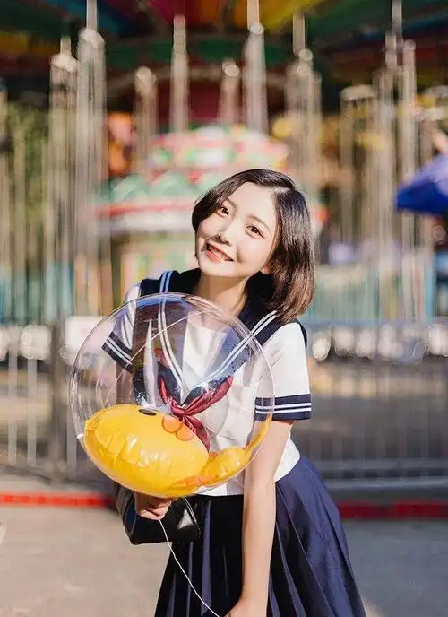 甜美女孩游乐园里甜美自信优雅唯美写真