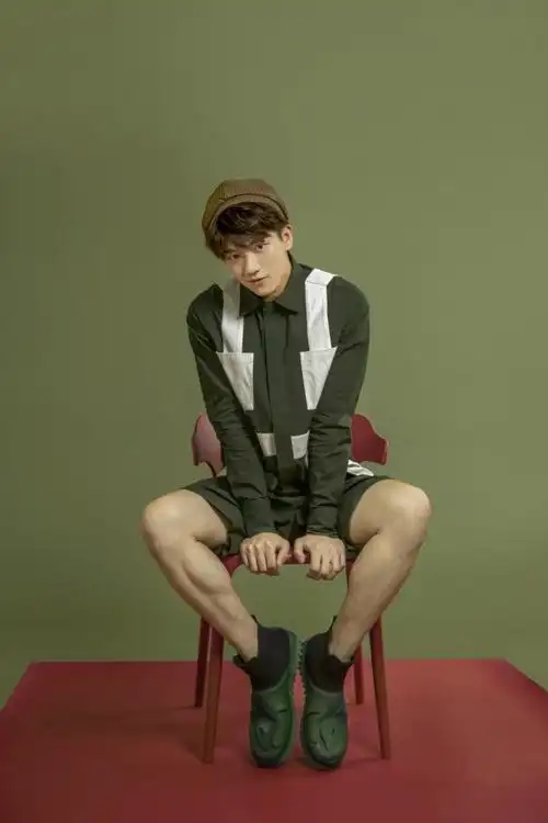 张帆《扑通扑通的青春》热播 修身西装尽显好身材