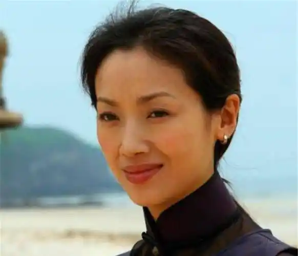 与张国荣搭档,拒绝刘德华求婚,恋爱12年终分手,今52岁活成这样_吴倩莲