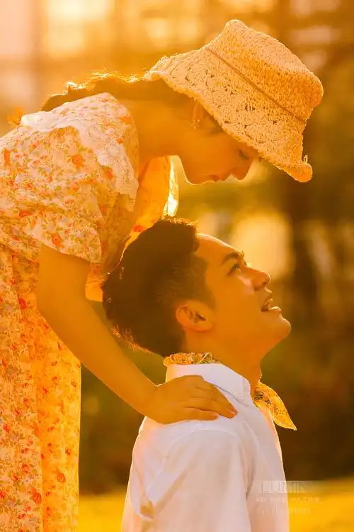 情侣写真 复古 阳光 草地 夕阳 暖色调 情侣照拍摄 春