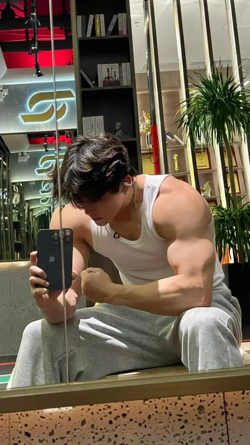 健身是男人最好的医美#双开门身材 #宽肩窄腰 #185大帅哥 - 抖音