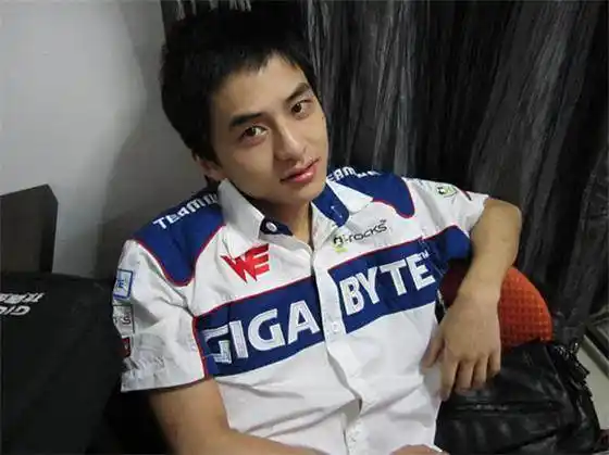 lol:草莓转型主播"人财双收"!第二个"小情人"已到来!